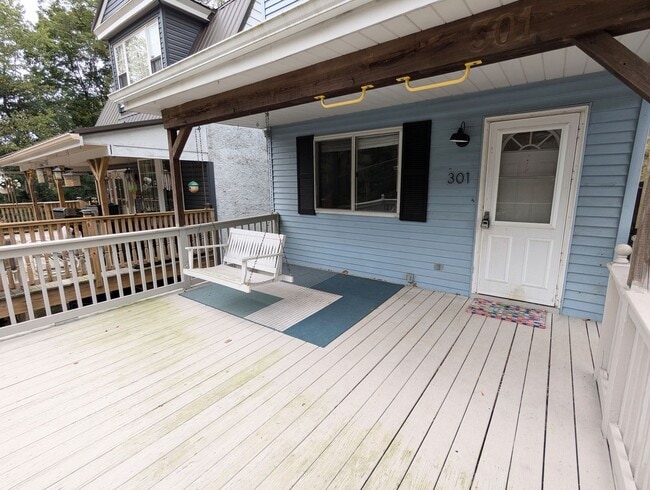 Building Photo - COMING SOON 2 Bedroom 1.5 Bathroom Single ...