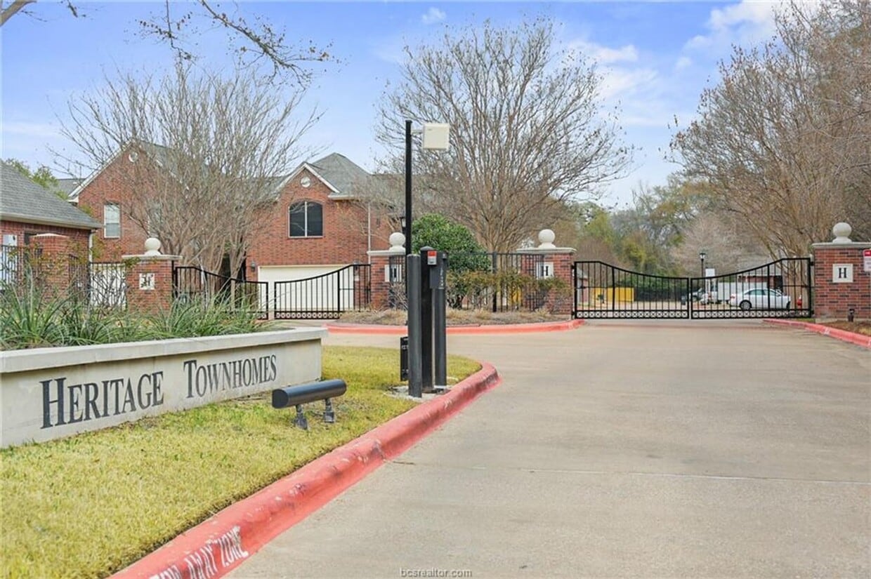 Foto principal - Adorable 3 Bed/2Bath Townhome Pre-Leasing ...