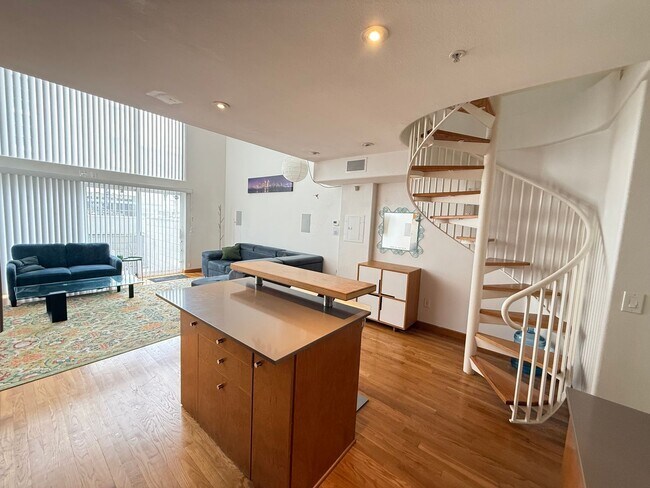 Foto del edificio - Charming Loft - 2 bed/ 2.5 bath in prime d...