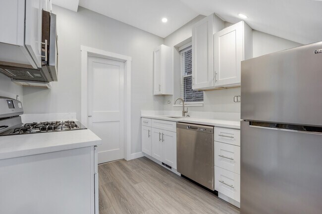 Foto del edificio - 1325 W 18th Pl
