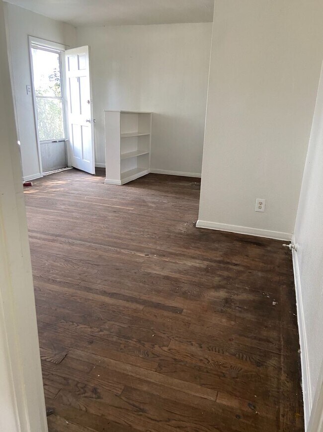 Foto del edificio - Three Bedroom Home For Lease