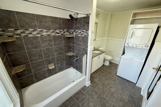 Foto del edificio - 411 Lyman Ave