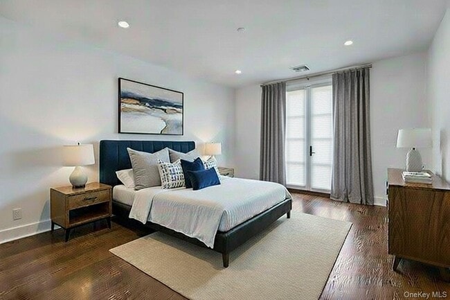 Building Photo - 291 Main St