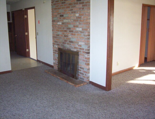 Building Photo - Spacious 3 bedroom house in Ozark!