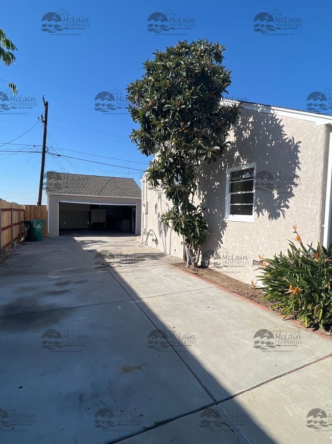 Building Photo - Single Story 3 BD/1BA Home with 2 Car Garage!