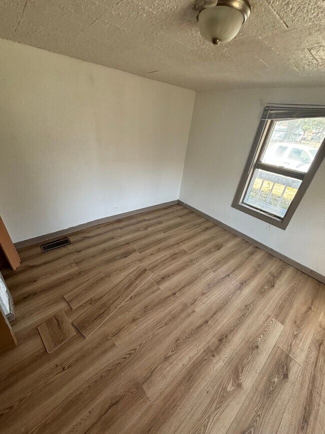 Building Photo - Nice, Clean 2BD/1BA