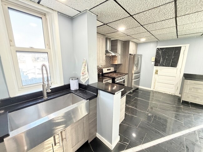 Building Photo - 2717 W Peterson Ave