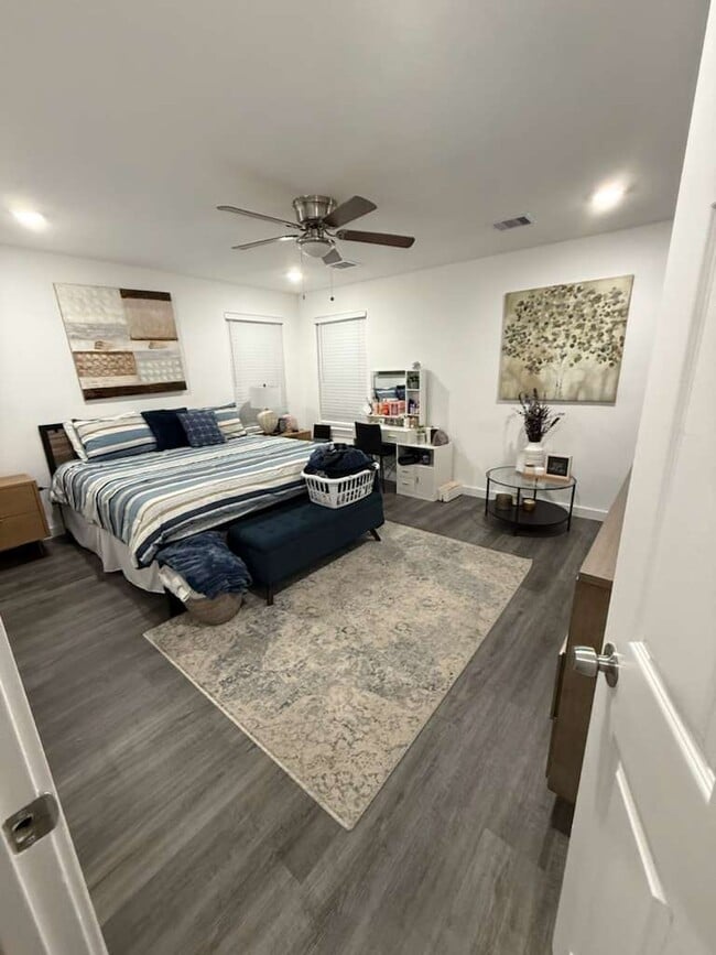 Building Photo - 5616 Hollow Pines Dr