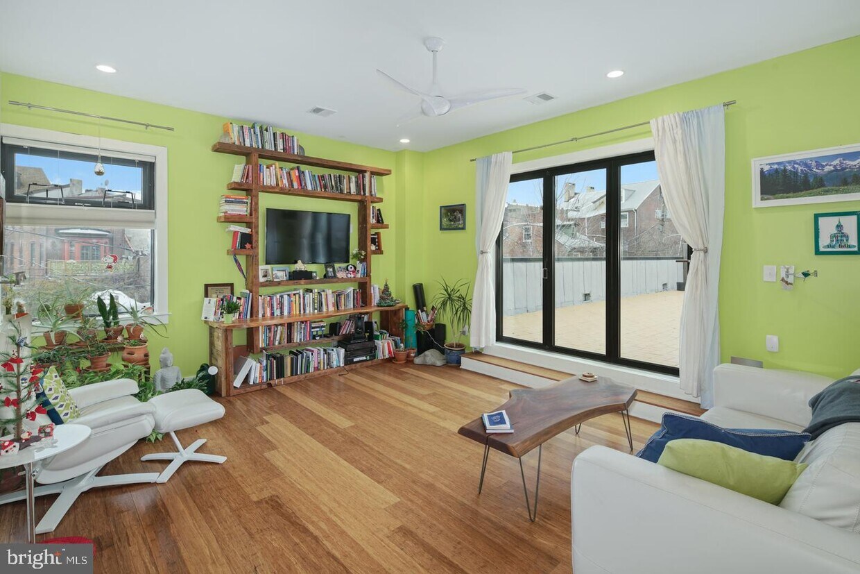 Primary Photo - 555 N Lawrence St