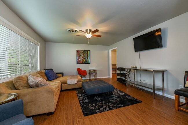 Foto del edificio - 903 Stanfield Cir