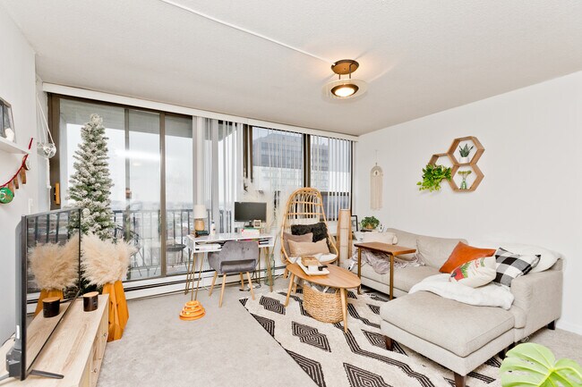 Foto del edificio - 2740 N Pine Grove Ave