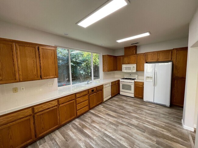 Foto del edificio - 3 bedroom 2 bath, Mission Ranch Neighborhood, Turnkey ready to move in.