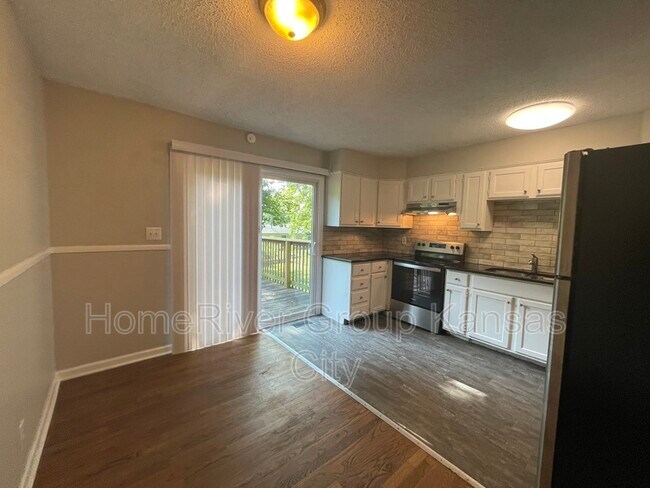 Building Photo - 1209 N Redwood Dr