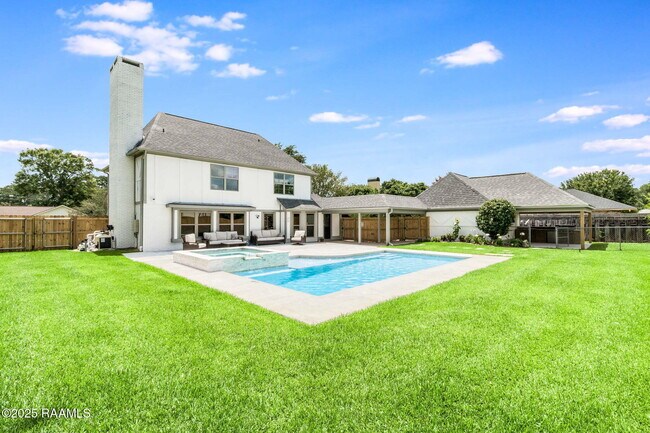 Foto del edificio - 206 Country Club Dr