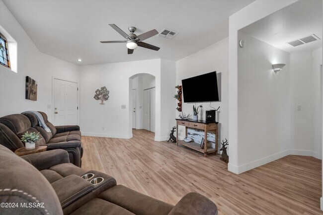 Foto del edificio - Incredible Spacious Back Yard! Large Covered Patio!