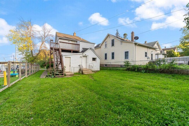 Foto del edificio - 325 E 8th St