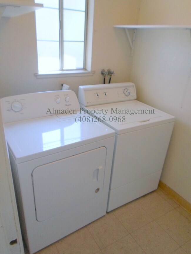 Foto del edificio - Condo in Great Location! Award Winning Schools!