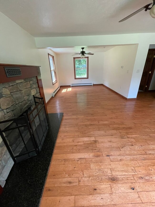 Building Photo - Single Family Home 3 Bed 2 bath available ...