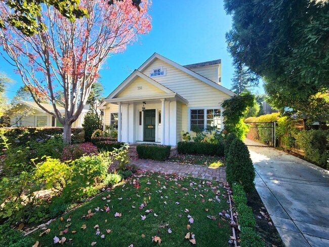 Foto del edificio - Charming Colonial Single Family Home Locat...