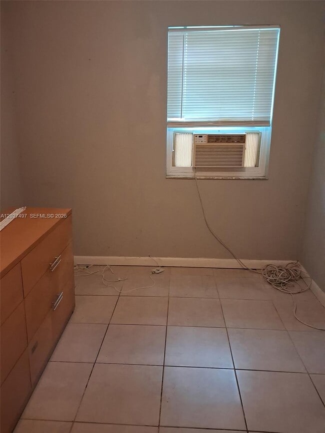 Building Photo - 1800 Pinehurst Dr