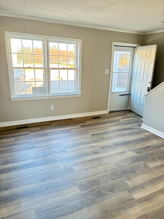 Building Photo - 1612 Dartmore Dr N