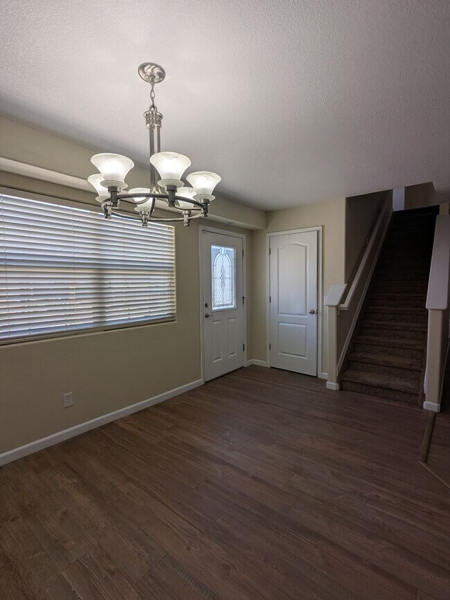 Foto del edificio - Beautiful 2 Story Townhome with 3 Car Garage!