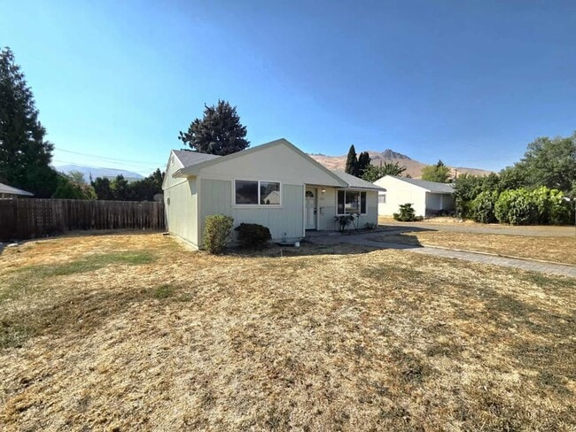 Building Photo - Two Bedrooms & One Bathroom Home