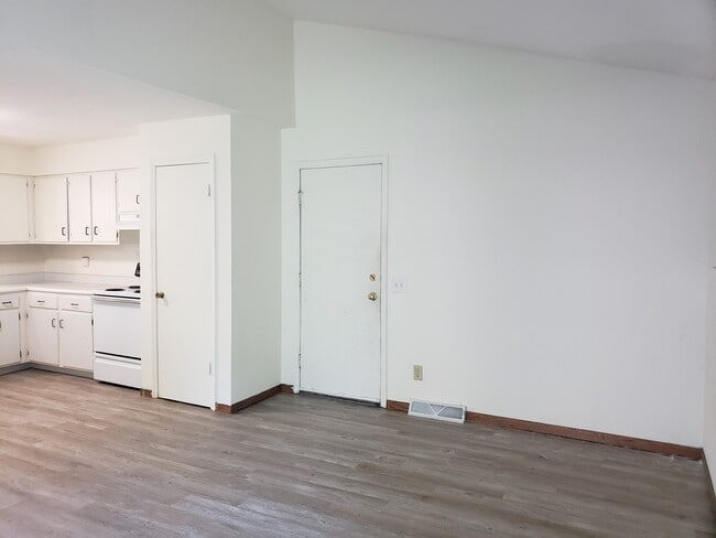 Building Photo - 212 S Yellowstone Dr