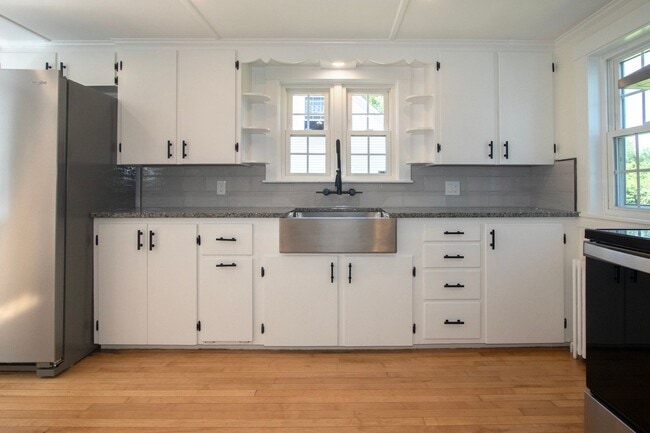 Foto del edificio - Amazing, Rarely Available Farmhouse with Carriage House and Garage