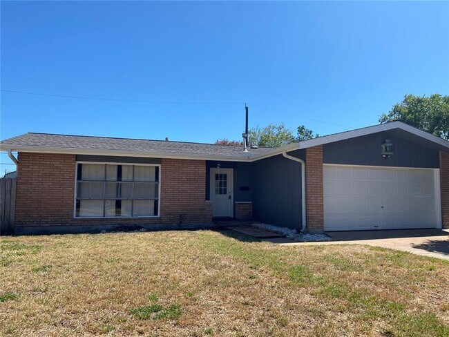 Foto del edificio - CUTE 3 BEDROOM, 2 BATHROOM HOME IN FISH VILLAGE. LARGE LIVING ARA WITH A SIZABLE KITCHEN, FORMAL ...