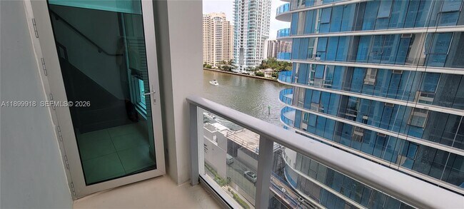Foto del edificio - 300 S Biscayne Blvd
