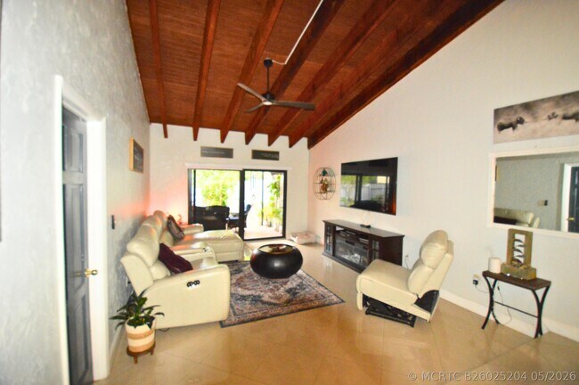 Building Photo - 2280 Poinsetta Ct