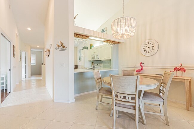 Foto del edificio - Seasonal or Annual Home Rental With Garage & Lake Views - AVAIL MARCH-FORWARD