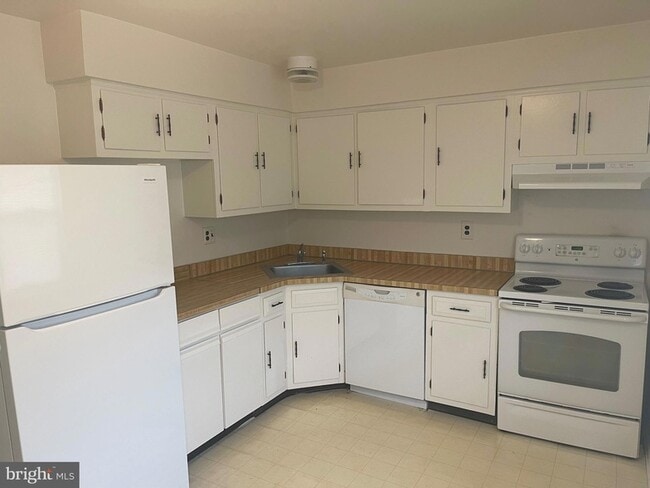 Foto del edificio - 615 Silver Ct