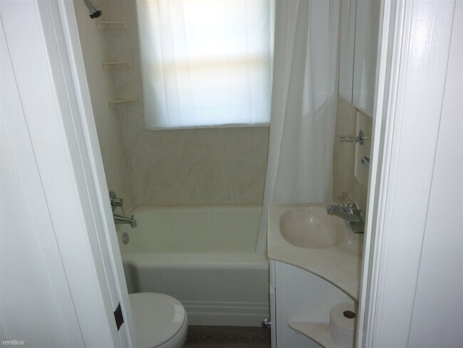 Foto del edificio - 2 br, 2 bath Duplex - 2939 Newton Street 2