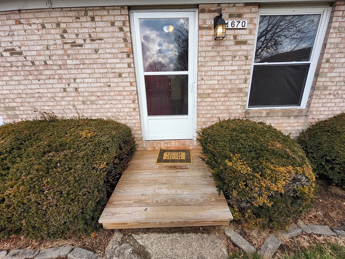 1670 Colonial Dr, Bucyrus, OH 44820 Townhome Rentals in Bucyrus OH