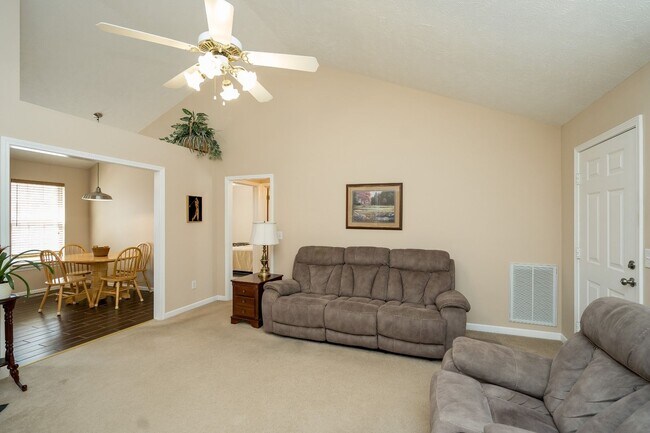 Building Photo - 3 Bedroom 2 Bathroom Home w/ Garage on One...