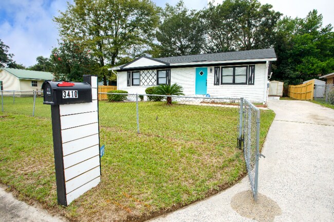 Foto del edificio - 3410 Lancing Ct