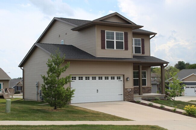 Building Photo - Spacious 4 bed/3 bath on East Side