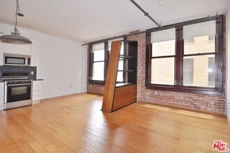 Building Photo - 460 S Spring St