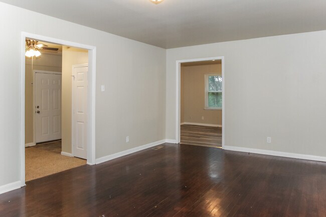 Building Photo - Spacious 3 Bedroom Home