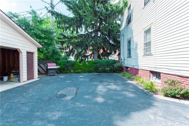 Building Photo - 2164 Oakdale Rd