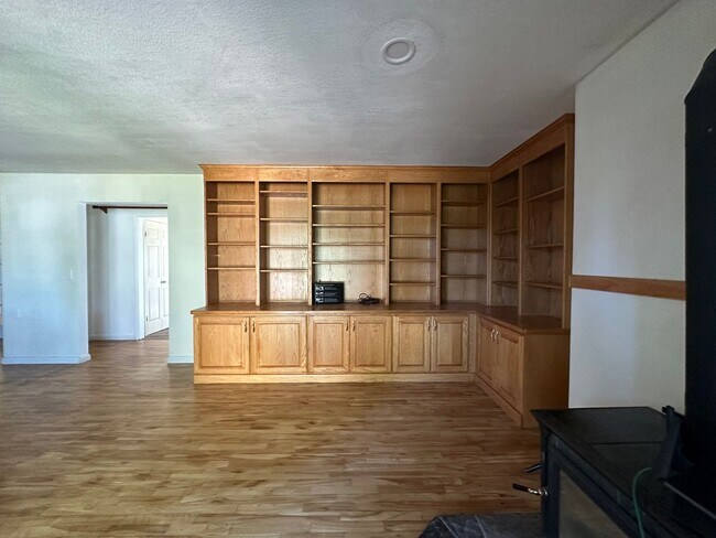 Building Photo - 4 bed 2.5 bath home in Rexburg with GAS AN...
