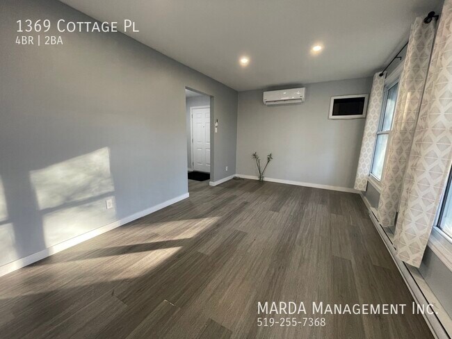 Photo du bâtiment - SPACIOUS & BRIGHT 4BED/2BATH HOUSE IN RIVERSIDE!