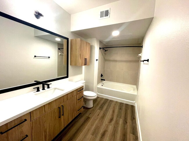 Building Photo - 701 Saginaw Sq Blvd