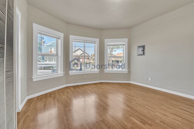 Building Photo - 422 5th St