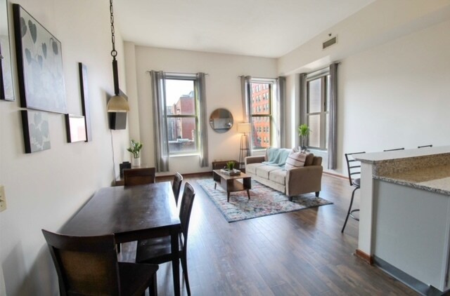 Foto del edificio - 408 W Saint Clair Ave