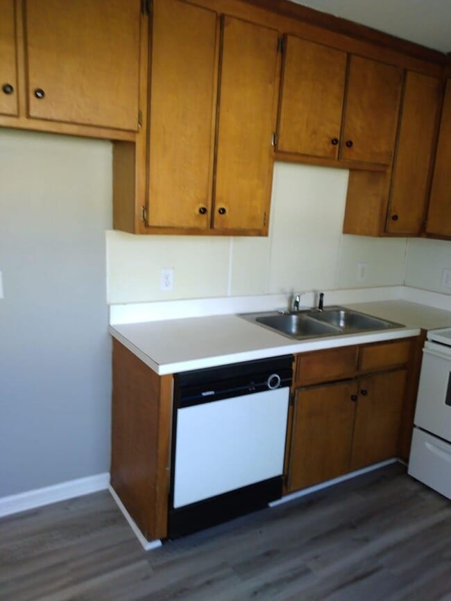 Building Photo - 1809 E Trail Dr SE