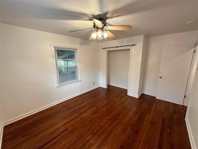 Foto del edificio - 609 W N Loop Blvd