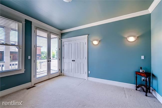 Building Photo - 2215 Mesa Dr